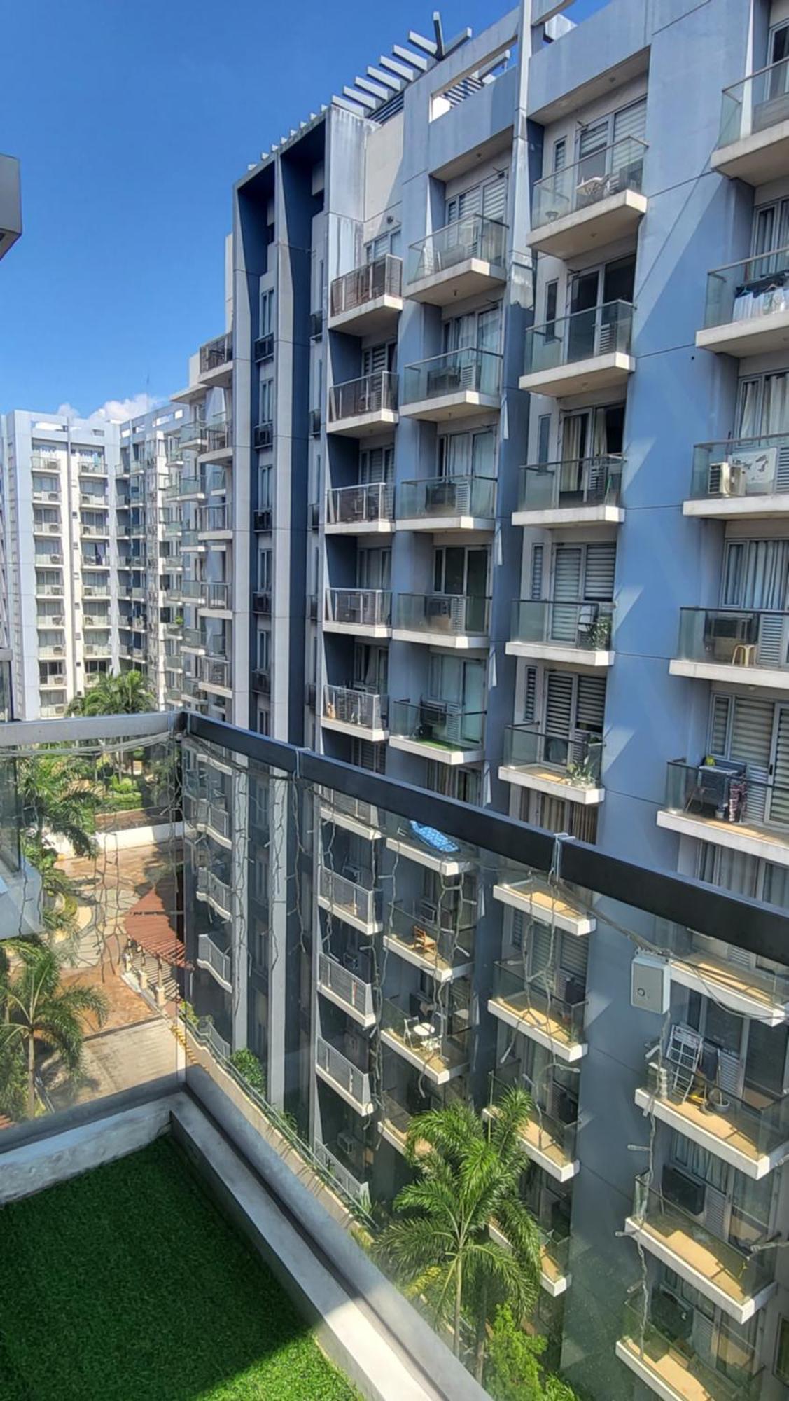 One Palm Tree Villas Condominium - Studio 7Th Fl With Balcony - Across Terminal 3 Airport Пасай Екстер'єр фото